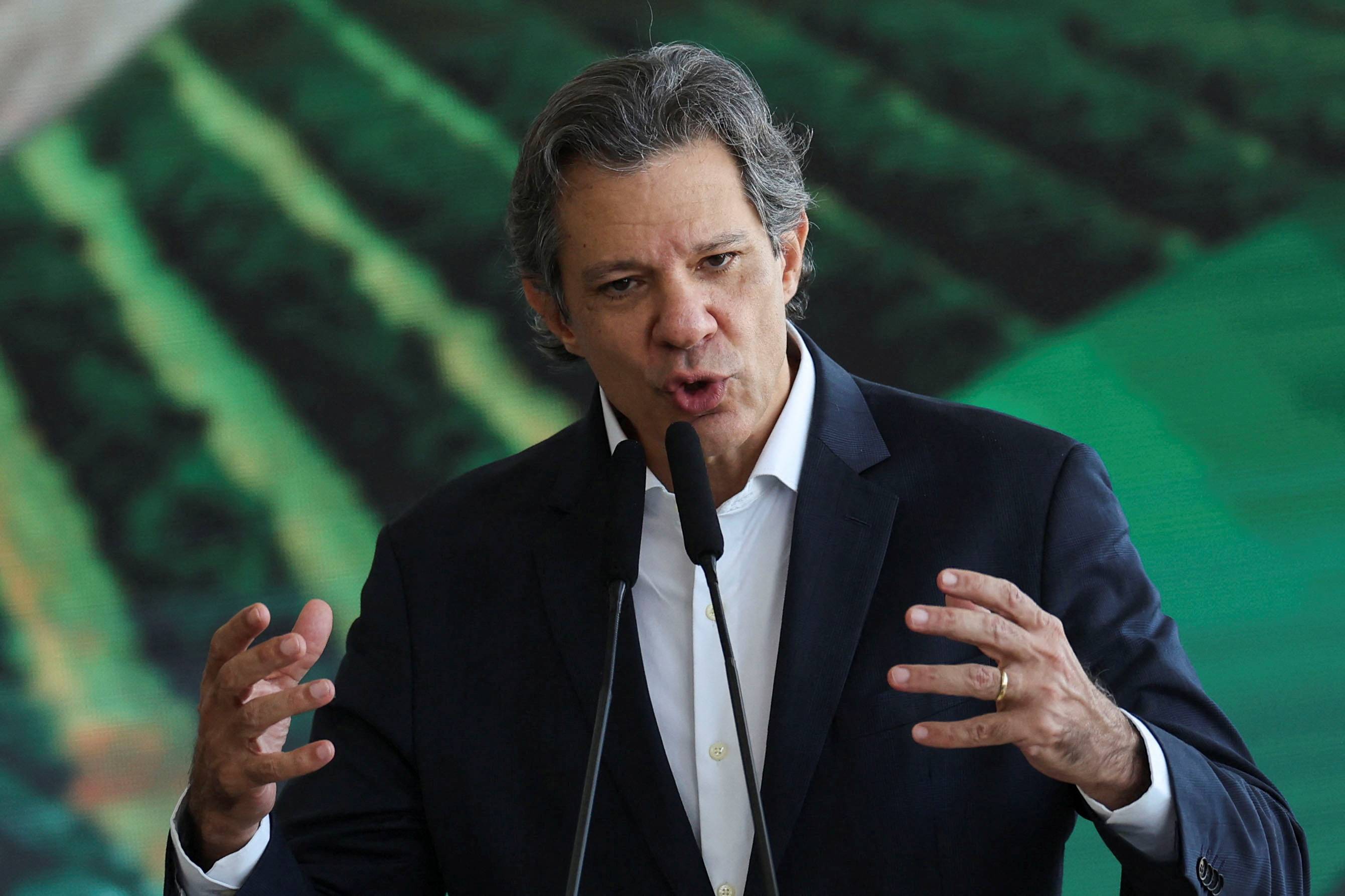 Ministro da Fazenda do Brasil, Fernando Haddad, fala durante a cerimônia de lançamento do Plano Safra 2025/2026, um plano de ação para o setor agrícola, no Palácio do Planalto, em Brasília, Brasil, 1º de julho de 2025. REUTERS/Adriano Machado

