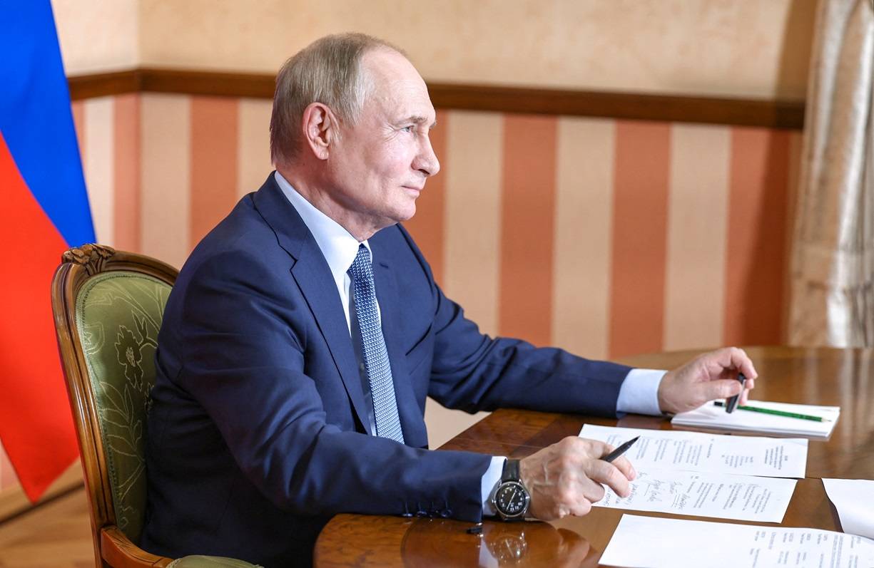 O presidente russo Vladimir Putin participa, por videoconferência, da cerimônia de inauguração do novo trecho da rodovia federal de alta velocidade M-12 Vostok, entre Dyurtyuli e Achit, em Magnitogorsk, região de Chelyabinsk, Rússia, em 16 de julho de 2025. Sputnik/Alexander Kazakov/Pool via REUTERS