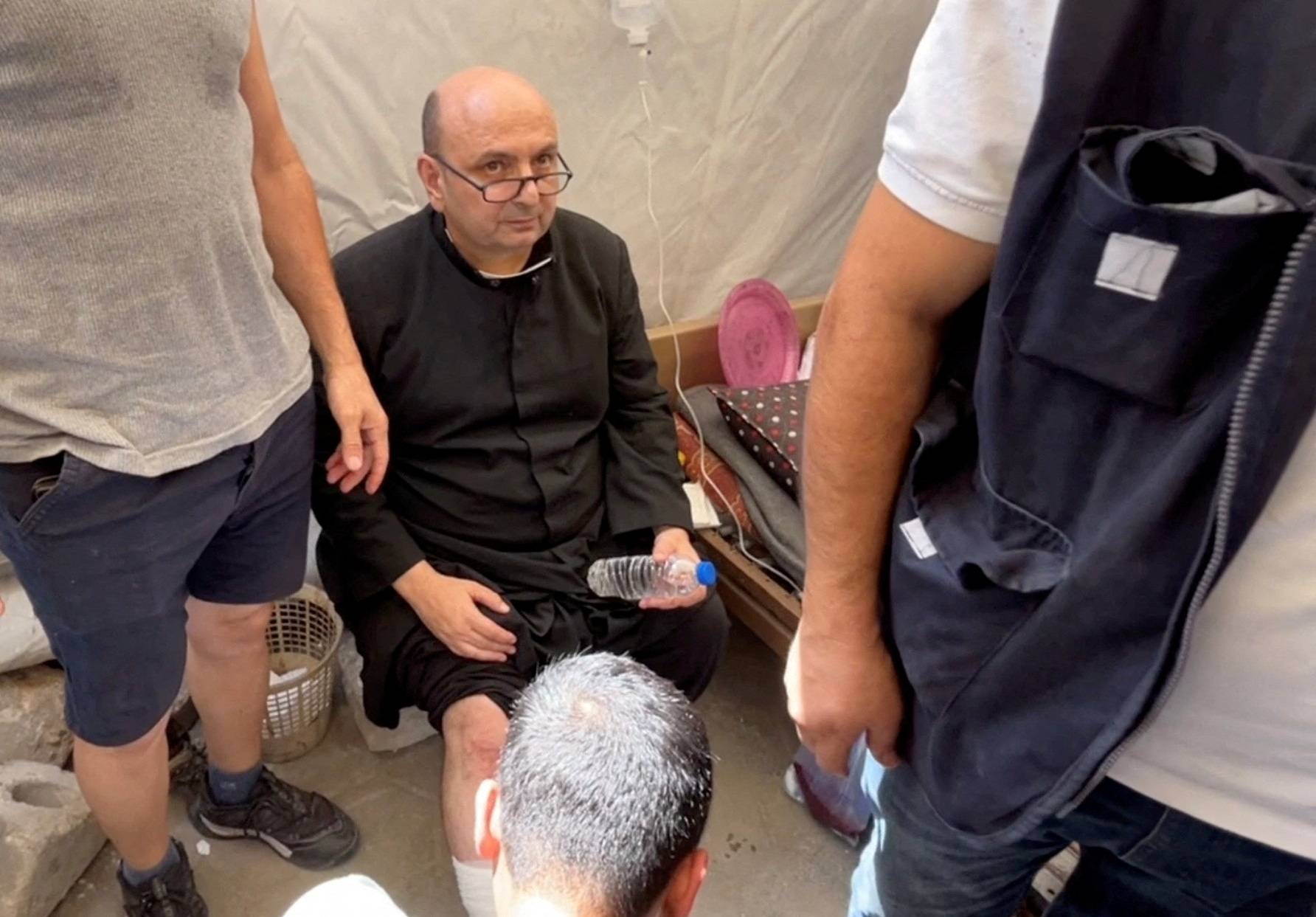 Padre Gabriele Romanelli recebe atendimento médico após ataque de Israel a igreja em Gaza
 17/7/2025   REUTERS/Dawoud Abu Alkas