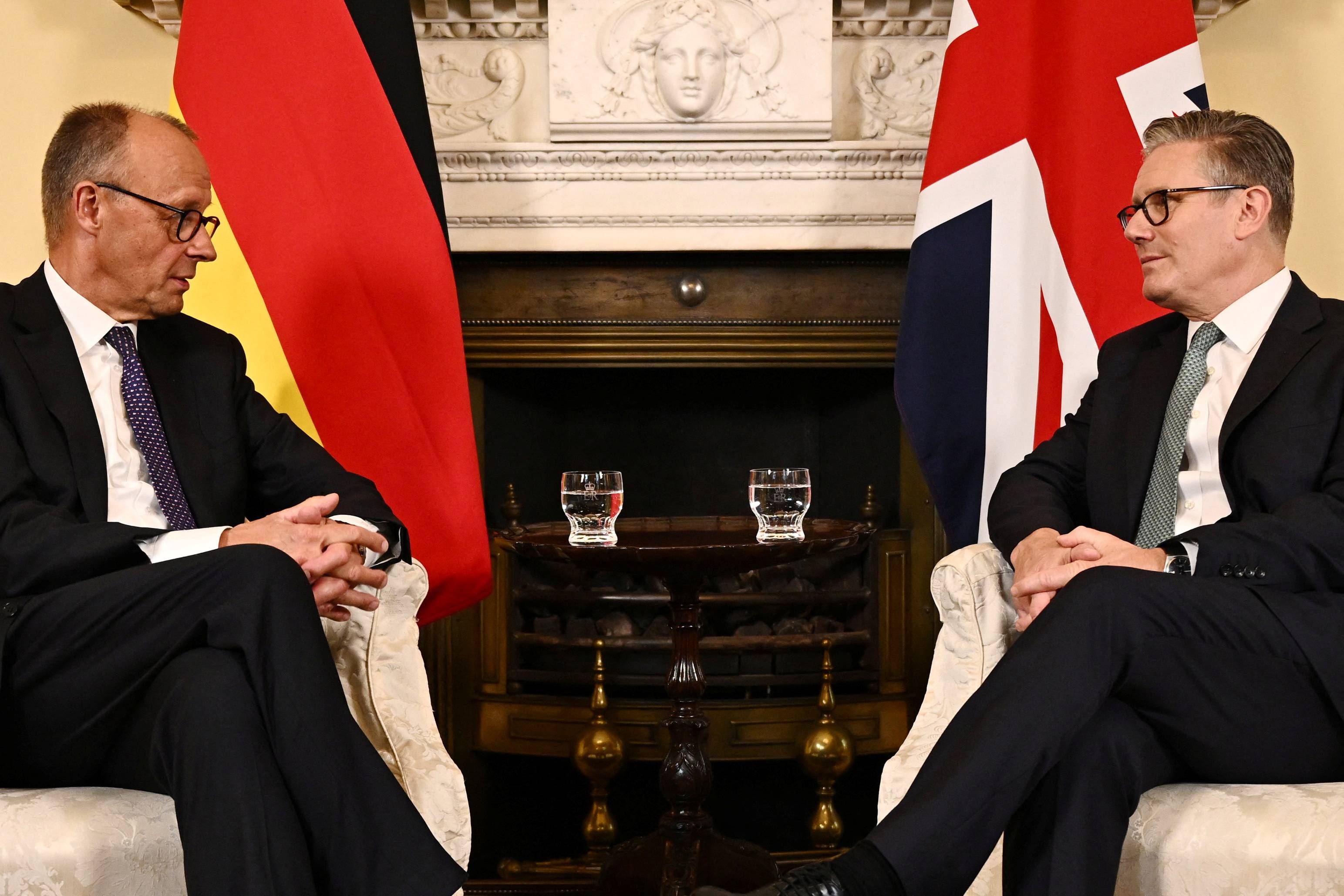Chanceler da Alemanha, Friedrich Merz, e primeiro-ministro do Reino Unido, Keir Starmer, durante reunião na residência oficial de Downing Street, em Londres
17/07/2025 Leon Neal/Pool via REUTERS