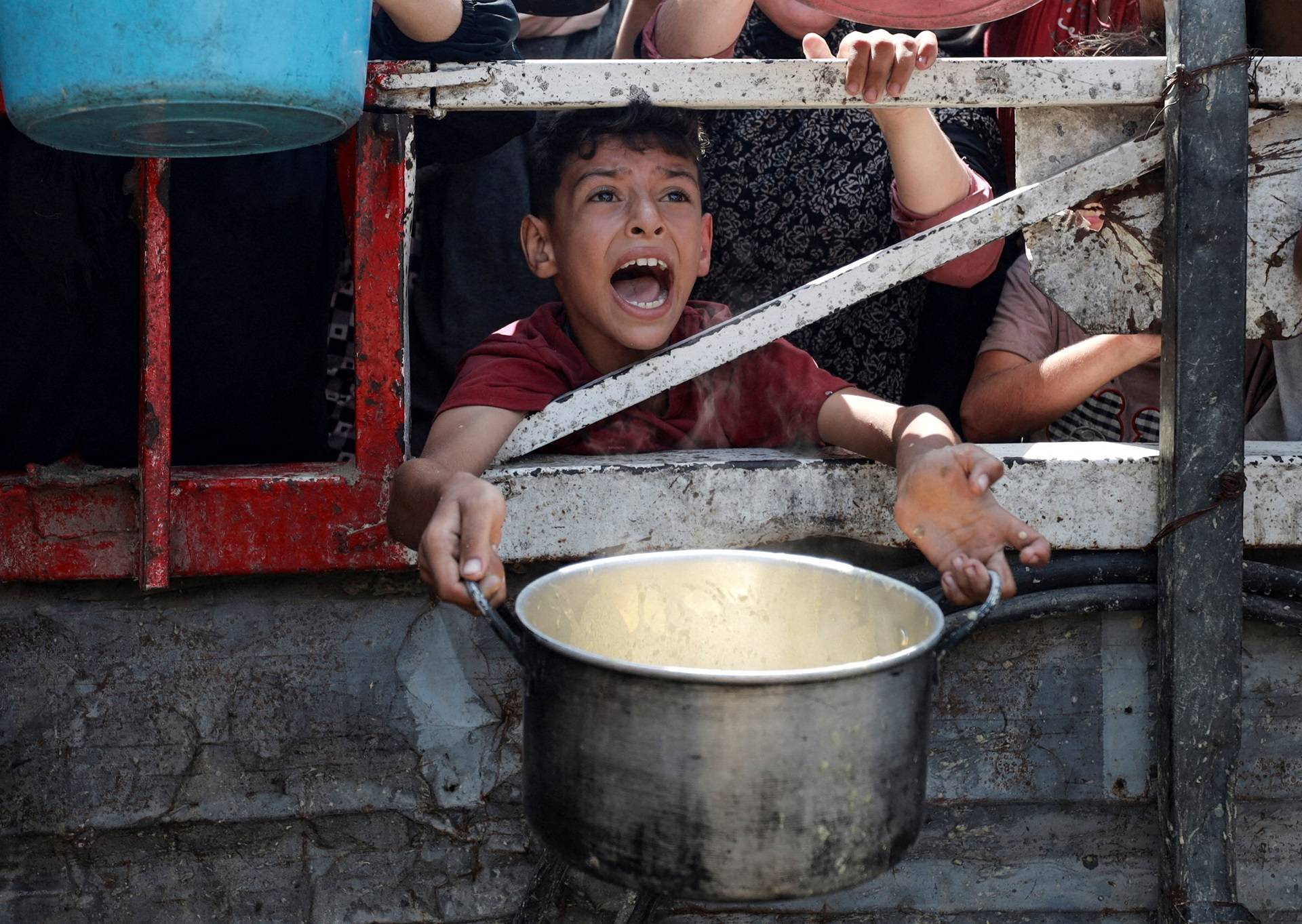 Palestino aguarda distribuição de comida em cozinha de caridade em meio à crise da fome em Gaza
28/07/2025 REUTERS/Khamis Al-Rifi