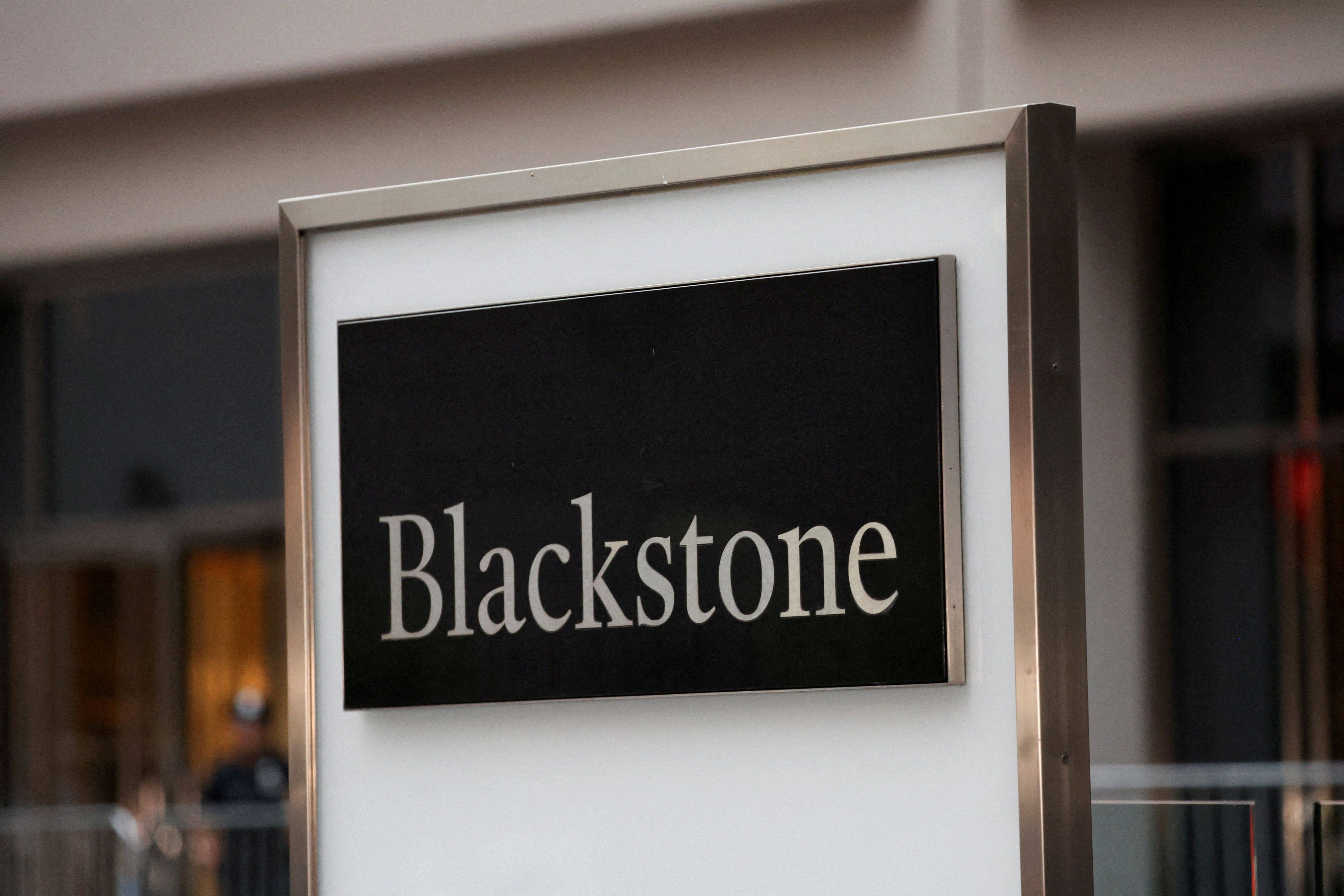 Logo da Blackstone perto do local de ataque a tiros em Manhattan, Nova York 29/07/2025 REUTERS/Mike Segar