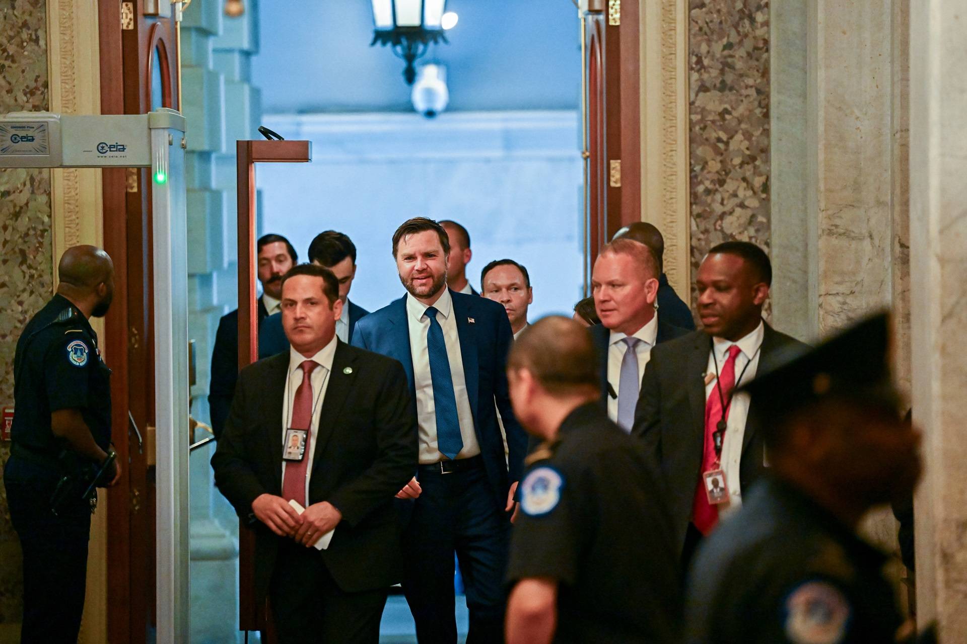 O vice-presidente dos EUA, JD Vance, ao centro, chega ao Capitólio dos EUA na terça-feira. (Foto: Bloomberg)