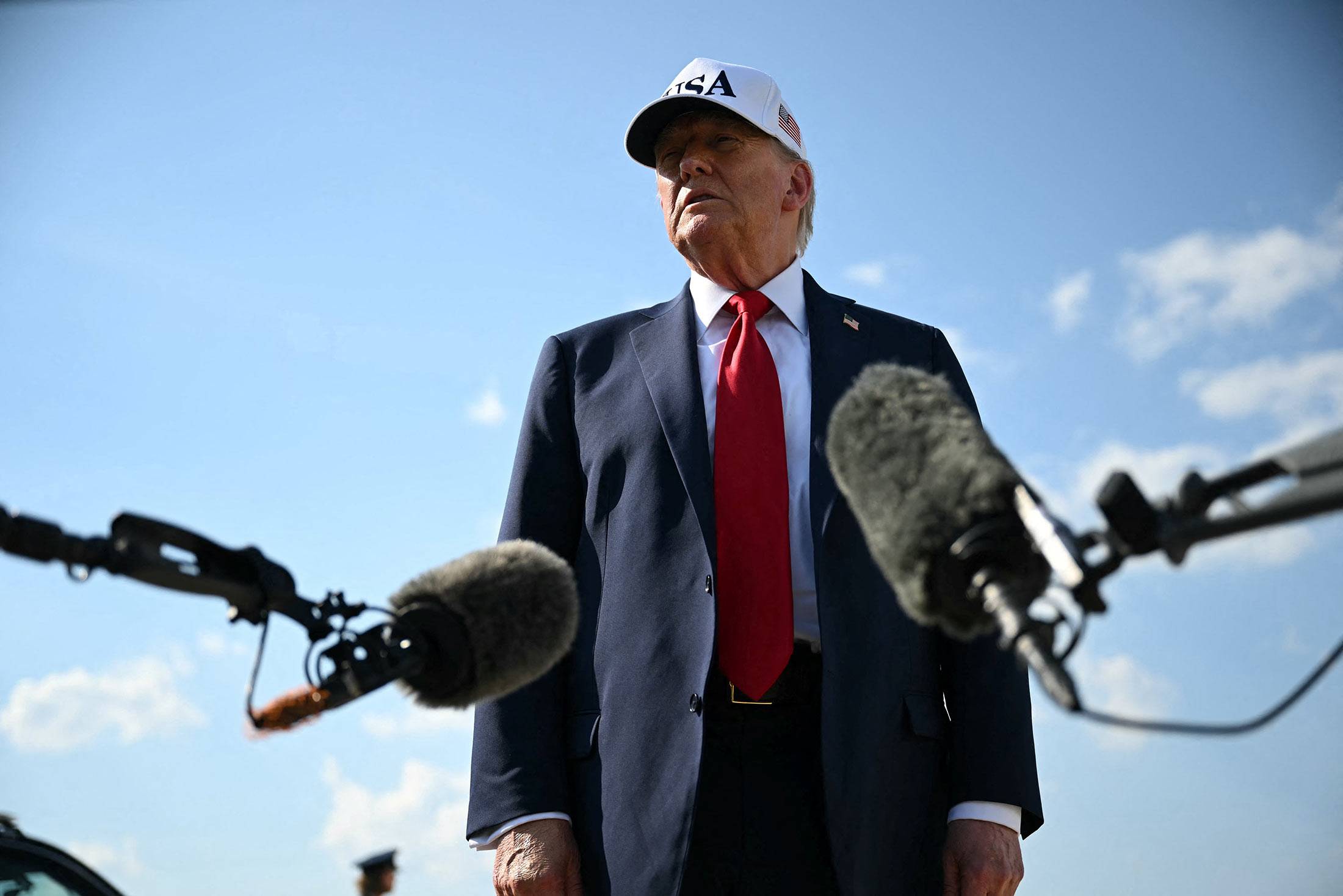 Donald Trump fala com repórteres na Base Conjunta Andrews, em Maryland, em 3 de julho. (Fotógrafo: Andrew Caballero-Reynolds/AFP/Getty Images Via Bloomberg)