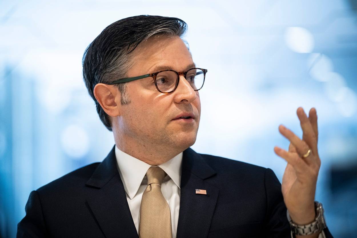 O presidente da Câmara dos EUA, Mike Johnson, durante entrevista em Washington na quarta-feira (Bloomberg)