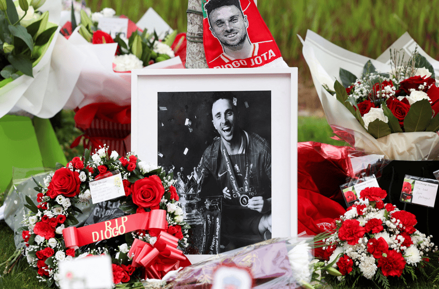 Flores em homenagem ao jogador Diogo Jota, morto em um acidente de carro na Espanha, em Liverpool
