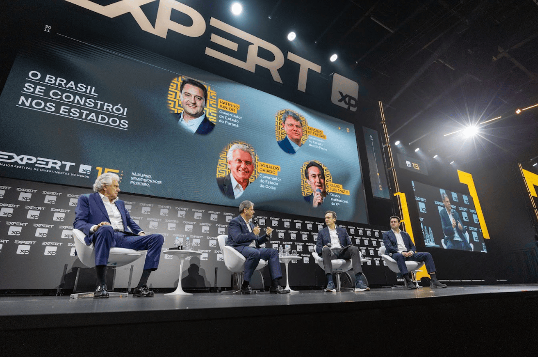 Ronaldo Caiado (Goiás), Tarcísio de Freitas (São Paulo), Rafael Furlanetti (XP) e Ratinho Jr. (Paraná) em painel da Expert XP 25 (Foto: Paulo Bareta/Divulgação XP)