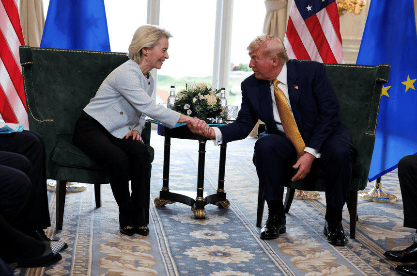 O presidente dos EUA, Donald Trump, aperta a mão da presidente da Comissão Europeia, Ursula von der Leyen, em Turnberry, Escócia 27/07/2025 REUTERS/Evelyn Hockstein

