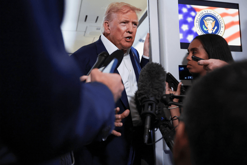Presidente dos EUA, Donald Trump, no Força Aérea Um 29/07/2025 REUTERS/Evelyn Hockstein


