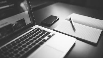 Notebook e caderno de anotações financeiras sobre a mesa