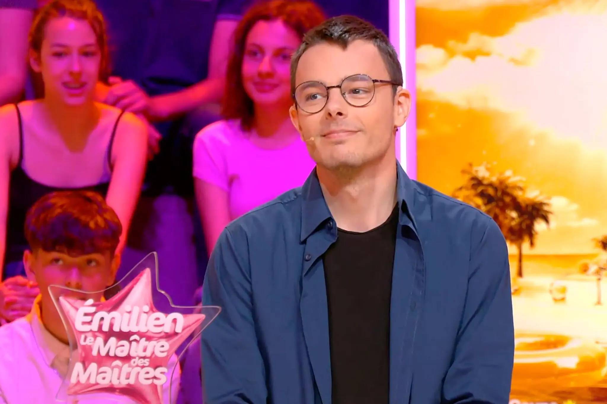 Émilien no programa “Les Douze Coups de Midi”, ou “Os Doze Golpes do Meio-Dia”. Ao seu lado, uma estrela com a inscrição “Émilien, o mestre dos mestres” (Reprodução)