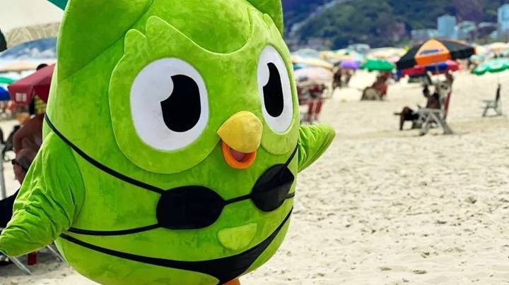Coruja símbolo do Duolingo em ação da marca no Rio de Janeiro (Fonte: Divulgação)