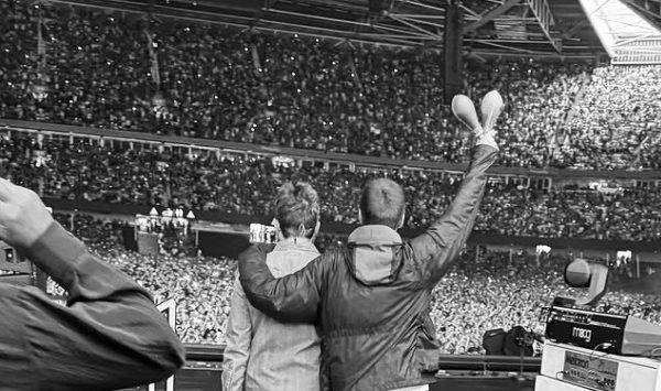 Noel e Liam Gallagher fazem primeiro show de turnê após reunião do Oasis, em Cardiff, no Reino Unido. (Foto: Reprodução)