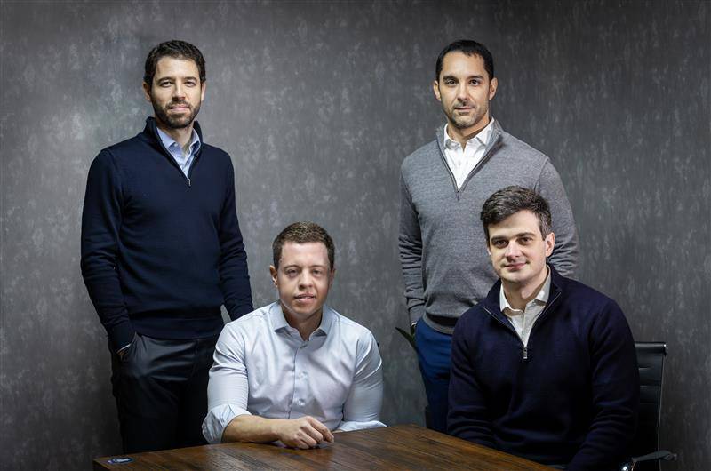 Da esquerda para a direita: Bruno Ballista (em pé), Eduardo Gusmão (sentado), Eduardo Madanelo (em pé) e Diego Gonsalez (sentado)