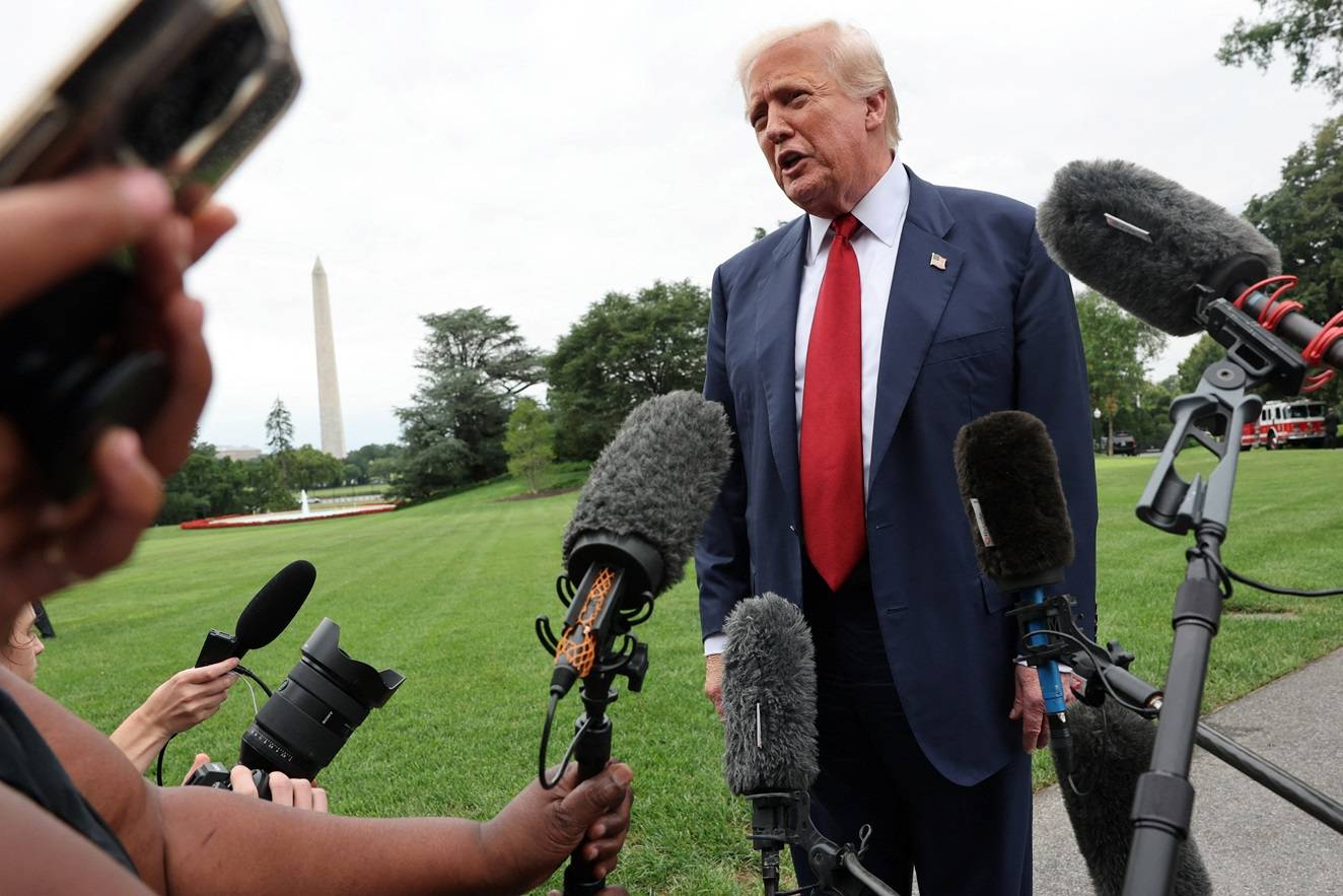 Presidente dos Estados Unidos, Donald Trump, fala com repórteres antes de embarcar no Marine One para partir rumo a New Jersey, na Casa Branca, em Washington, D.C., EUA, 1º de agosto de 2025. REUTERS/Jonathan Ernst

