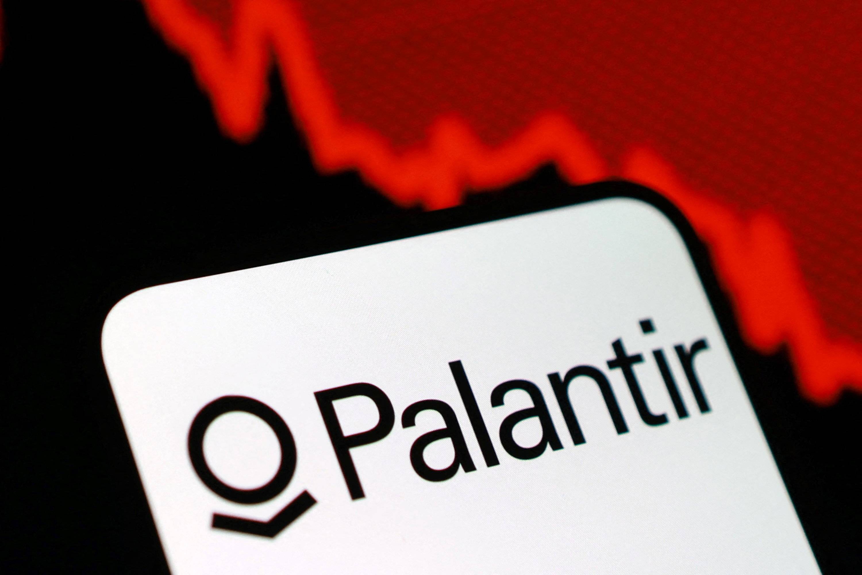 O logotipo da Palantir e um gráfico de ações decrescentes são vistos nesta ilustração tirada em 3 de agosto de 2025. REUTERS/Dado Ruvic/Ilustração