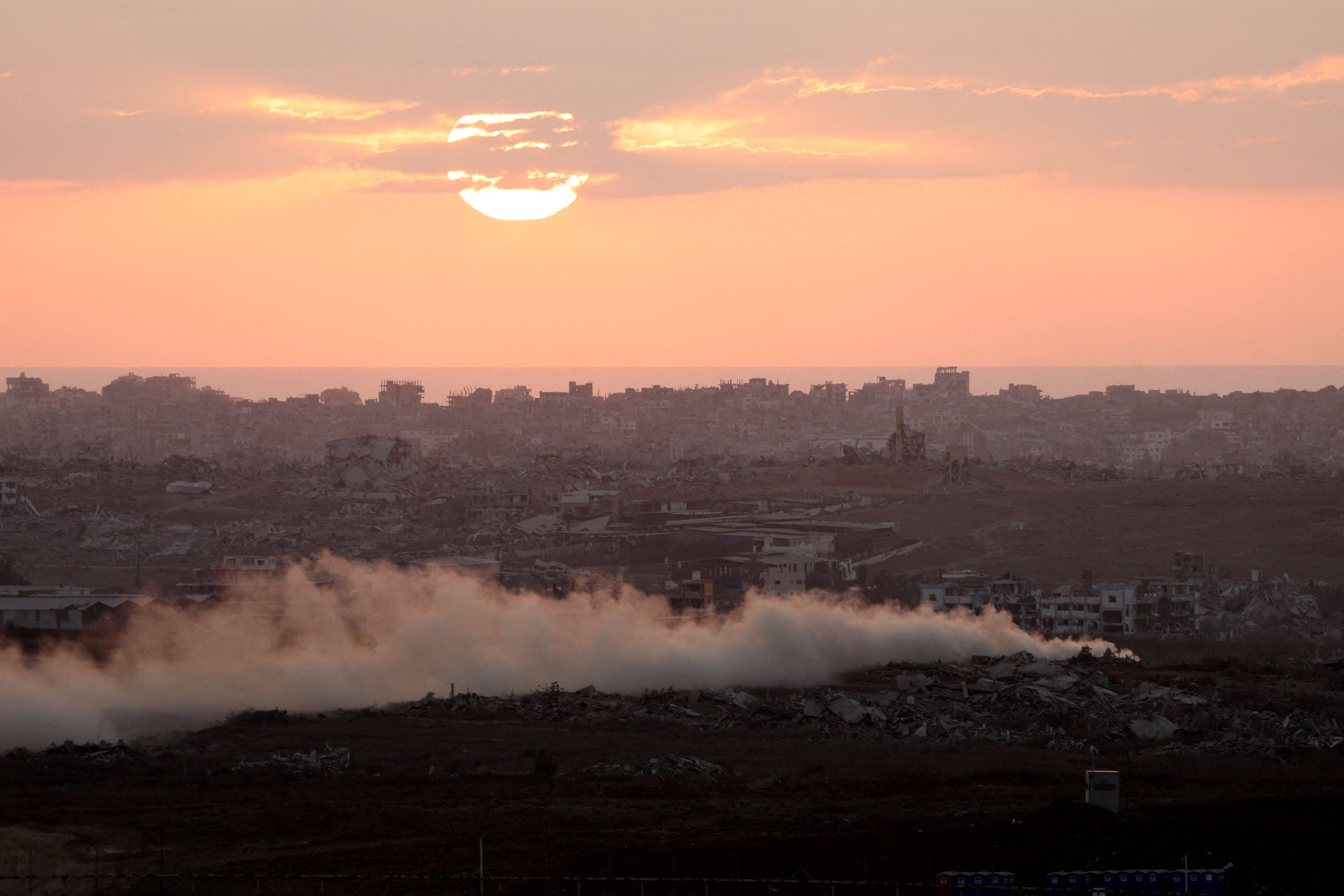 Fumaça sobe de Gaza enquanto o sol se põe, visto do lado israelense da fronteira entre Israel e Gaza REUTERS/Ronen Zvulun