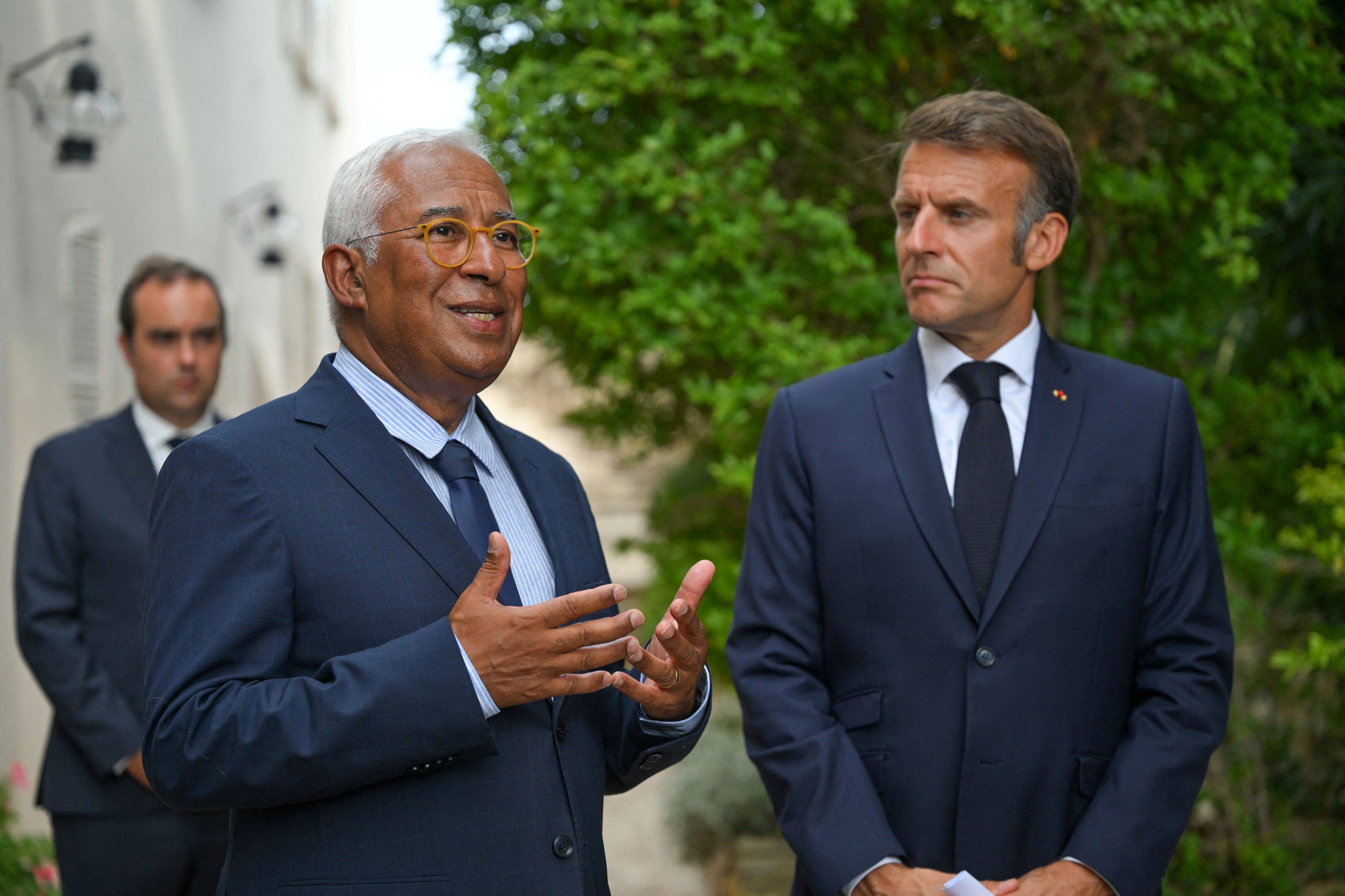 António Costa e Emmanuel Macron na França 13/8/2025 PHILIPPE MAGONI/Pool via Reuters