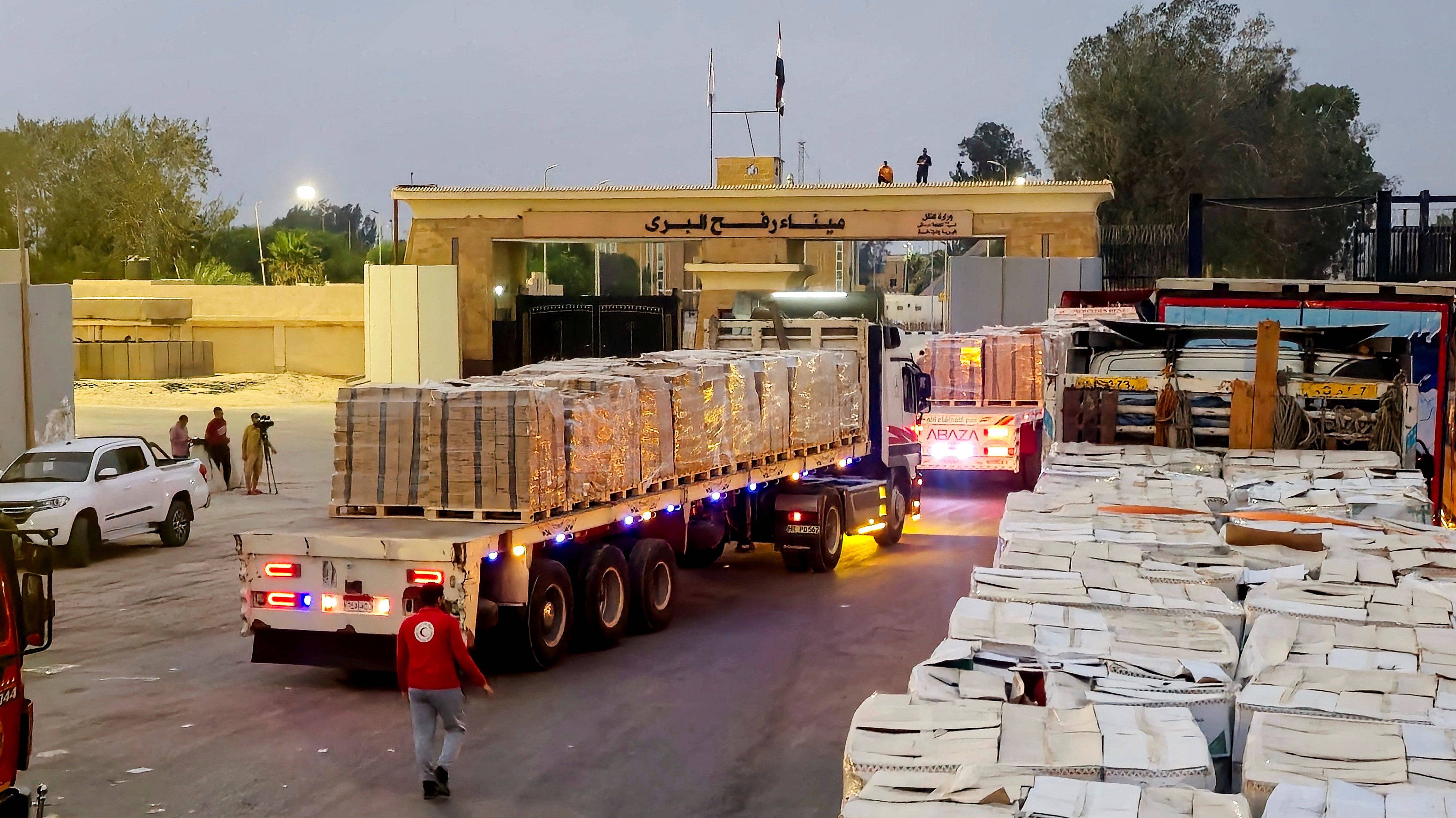 Caminhões carregando ajuda humanitária fazem fila na passagem de Rafah, na fronteira entre Egito e Faixa de Gaza 13/08/2025 REUTERS/Stringer