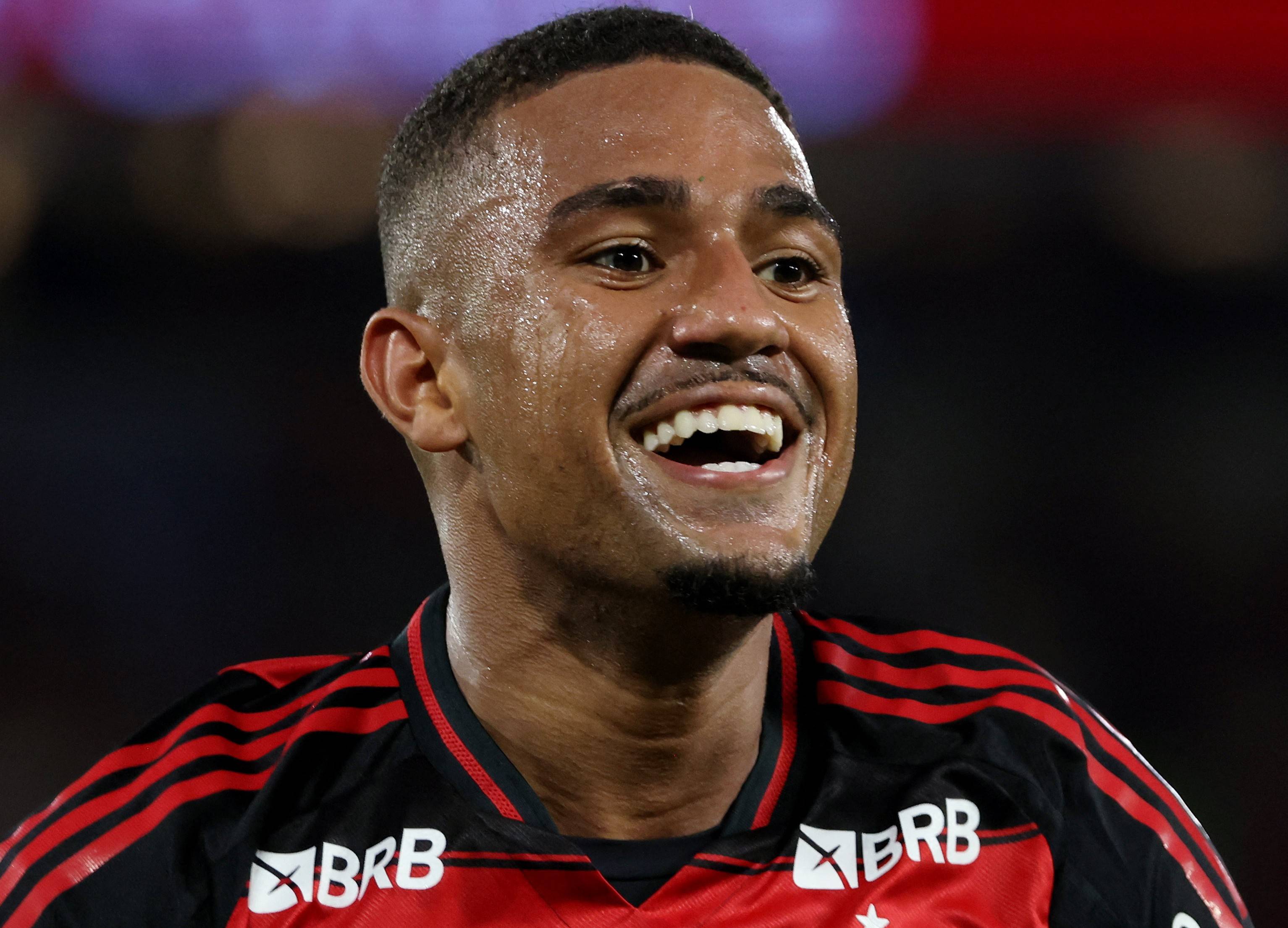 Samuel Lino, do Flamengo, comemora o quinto gol da equipe.
(REUTERS/Sergio Moraes)