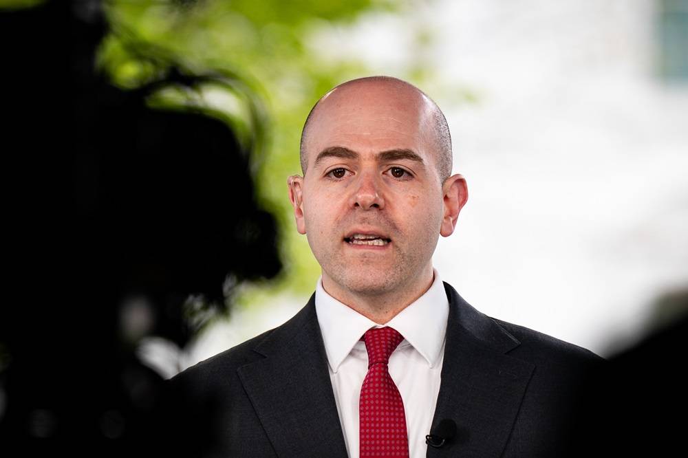 Stephen Miran, presidente do Conselho de Assessores Econômicos, fala durante entrevista à Fox Business em frente à Casa Branca, em Washington, DC, EUA, na quarta-feira, 16 de abril de 2025 Fotógrafo: Al Drago/Bloomberg

