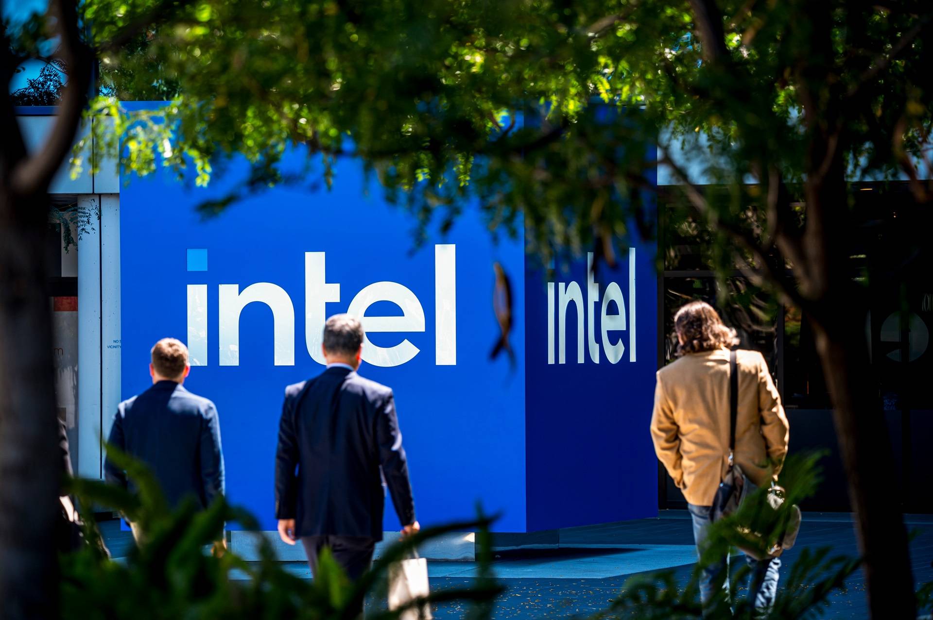 Intel Corp. headquarters in Santa Clara, California. Photographer: David Paul Morris/Bloomberg