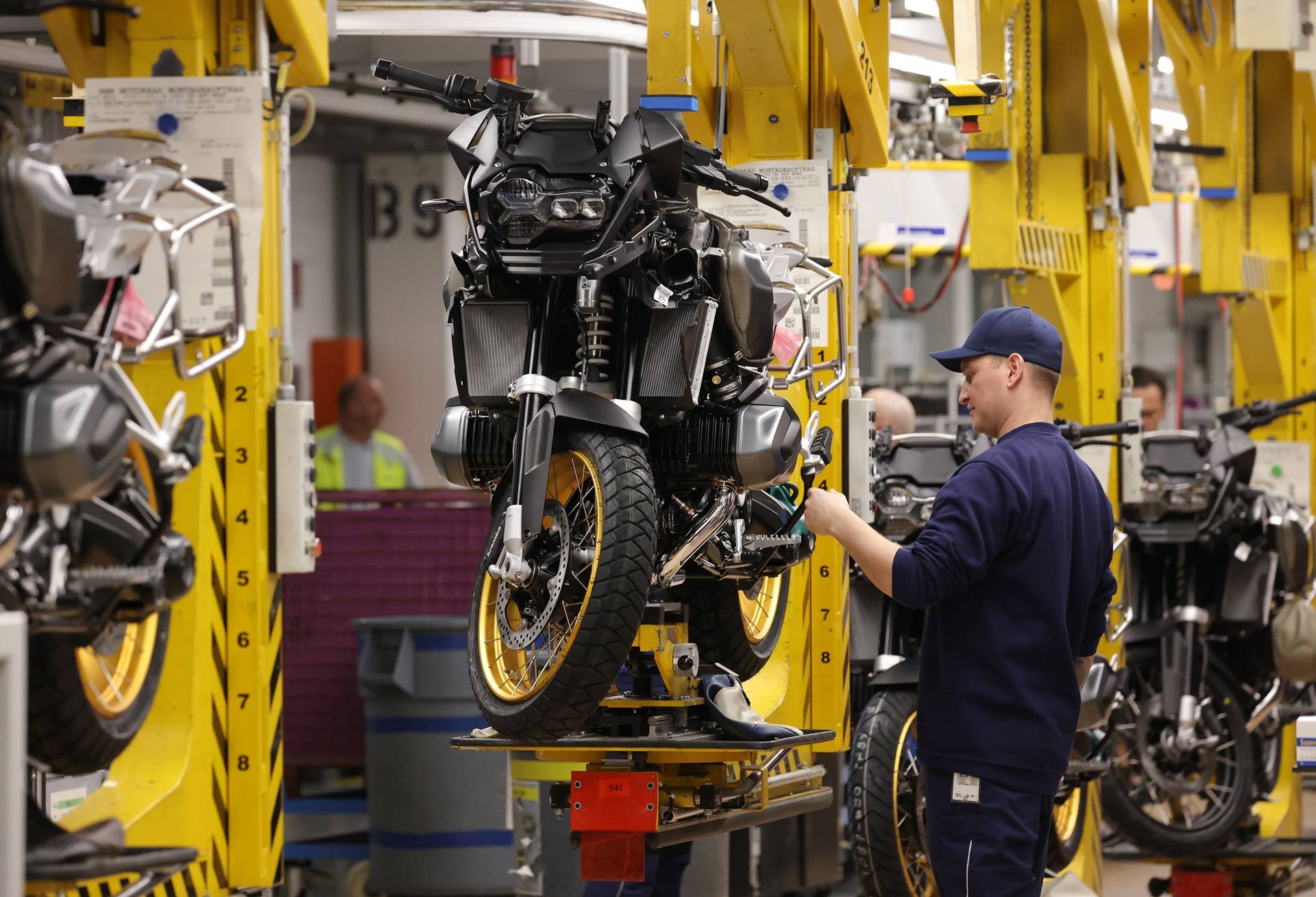Trabalhadores montam motocicletas em Berlim, Alemanha. (Foto: Bloomberg)