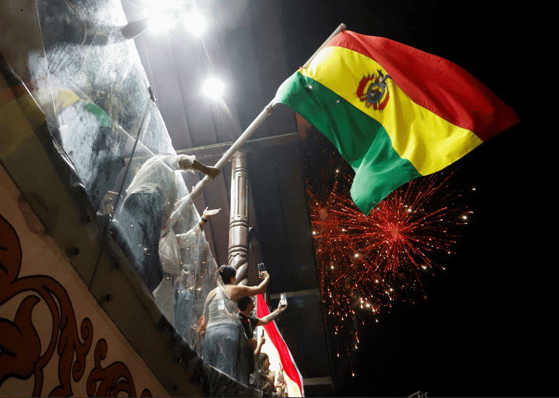 Pessoas comemoram na cidade boliviana de Santa Cruz após divulgação dos primeiros resultados da apuração do primeiro turno da eleição presidencial da Bolívia
