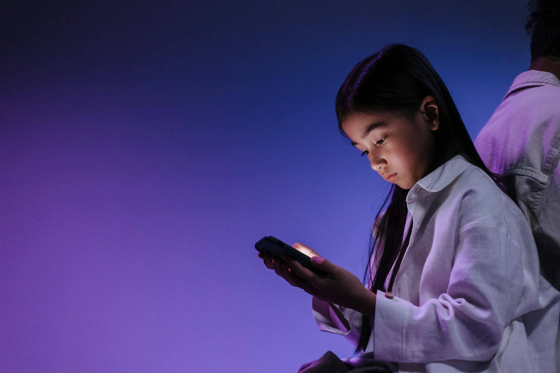 Criança usa smartphone (Foto: Pexels / Ron Lach)