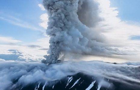 Erupção do vulcão Krasheninnikov no domingo, na Rússia. (Foto: Reprodução/Instagram/artemsheldr)