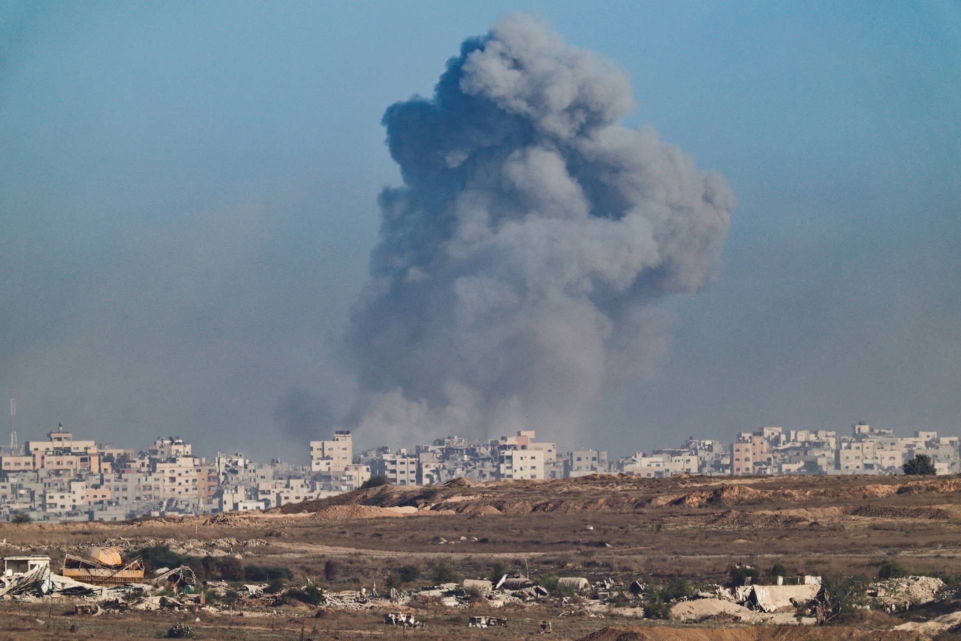 Fumaça sobe de Gaza após uma explosão, vista do lado israelense da fronteira, em 16 de setembro de 2025. REUTERS/Amir Cohen