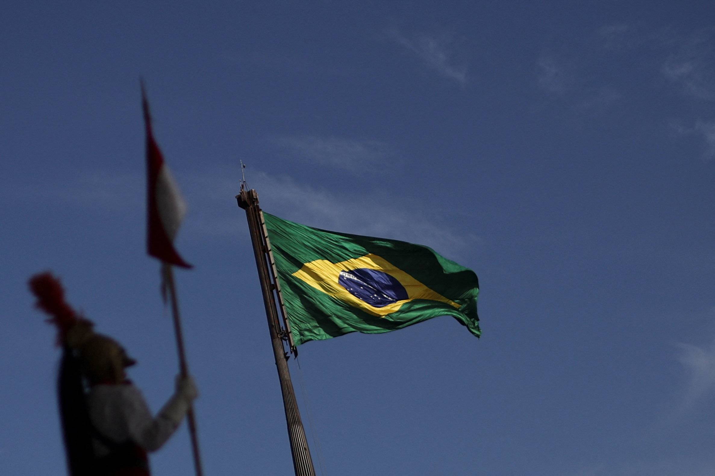 Soldado da guarda presidencial no Palácio do Planalto enquanto a bandeira brasileira tremula ao fundo, em Brasília - 
31/07/2025
(Foto: REUTERS/Adriano Machado)