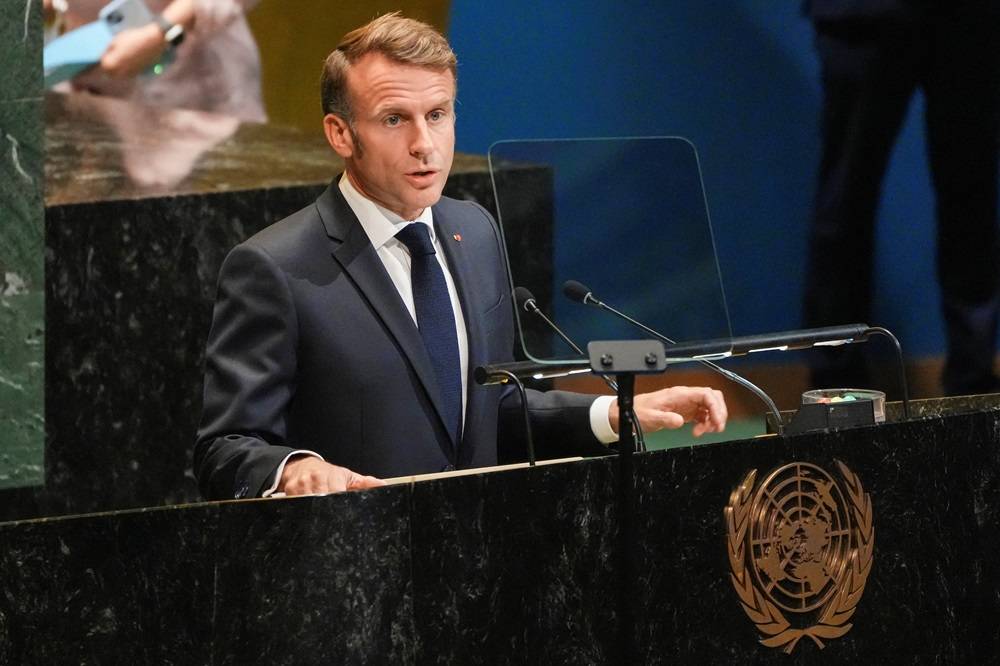 O presidente francês Emmanuel Macron discursa para delegados durante uma reunião de alto nível de chefes de Estado sobre a solução de dois Estados entre Israel e os palestinos, na sede das Nações Unidas em Nova York, EUA, 22 de setembro de 2025. REUTERS/Eduardo Munoz

