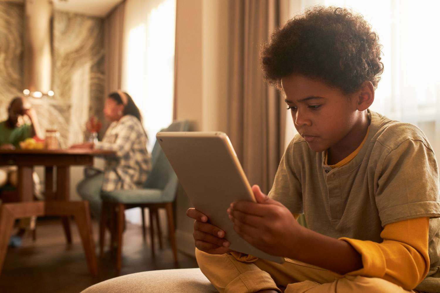 Criança com tiro médio segurando tablet
