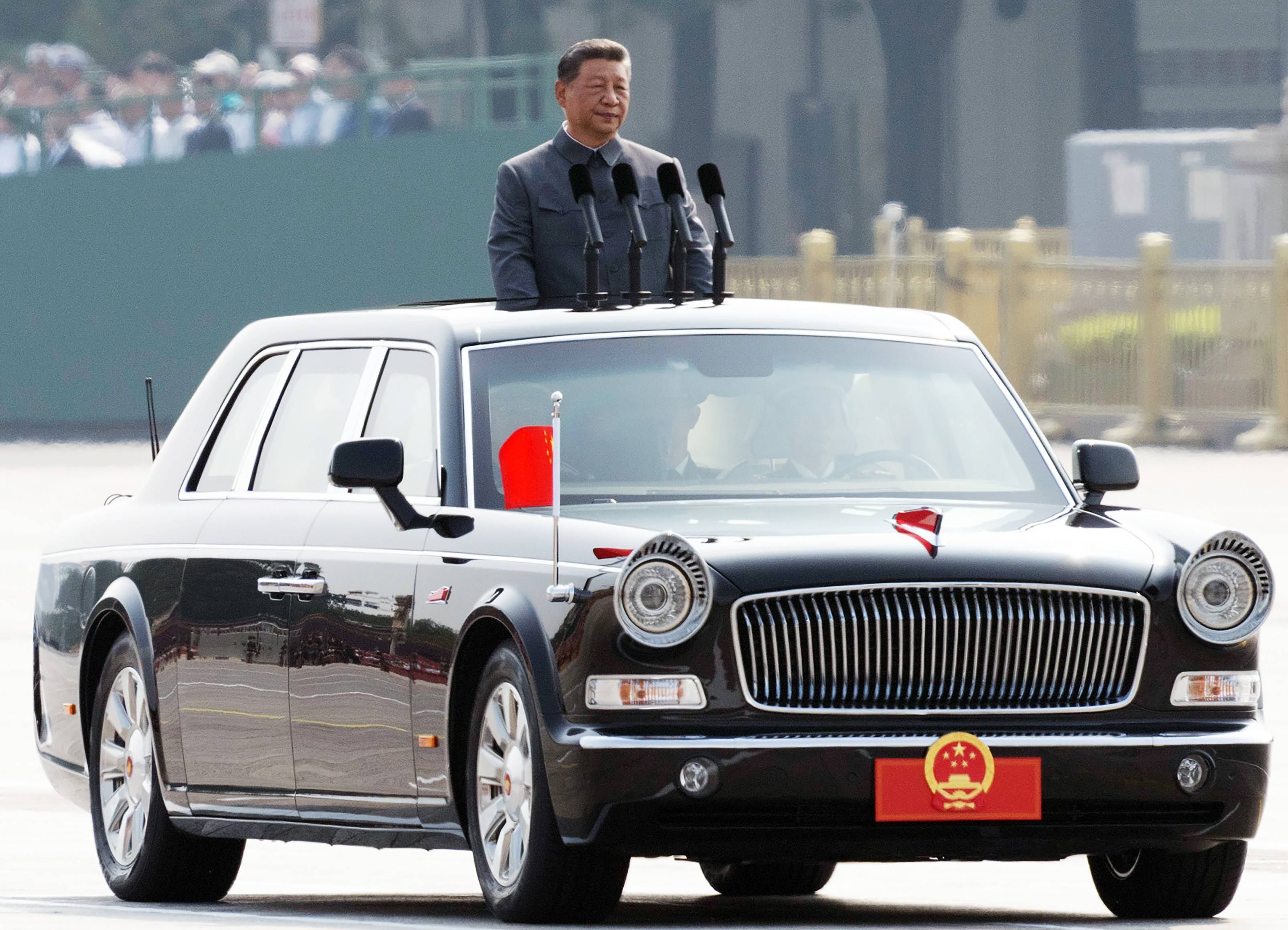 Xi Jinping inspeciona membros do Exército de Libertação Popular durante um desfile militar em Pequim em 3 de setembro. (Reprodução Bloomberg)