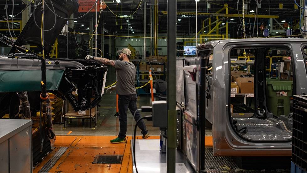 Veículos na linha de montagem de acabamento na fábrica da General Motors em Fort Wayne, Indiana. Fotógrafa: Emily Elconin/Bloomberg


