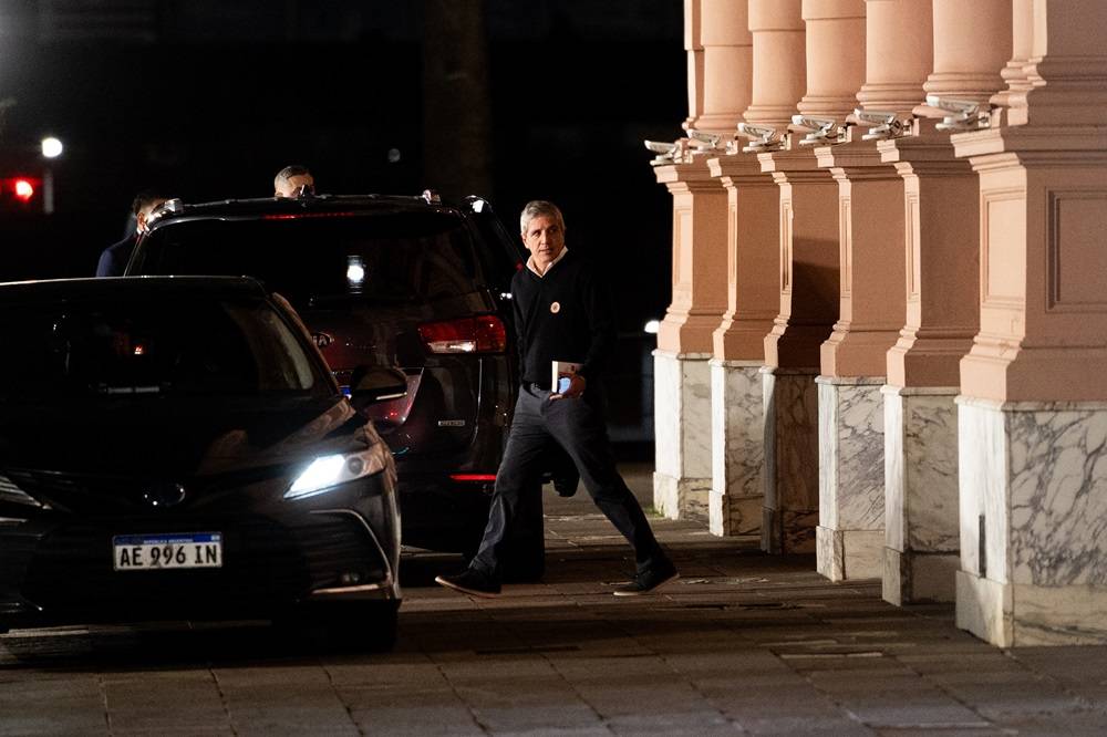 Luis Caputo sai da Casa Rosada após reunião do gabinete em 8 de setembro, em Buenos Aires. Fotógrafo: Tomas Cuesta/Bloomberg

