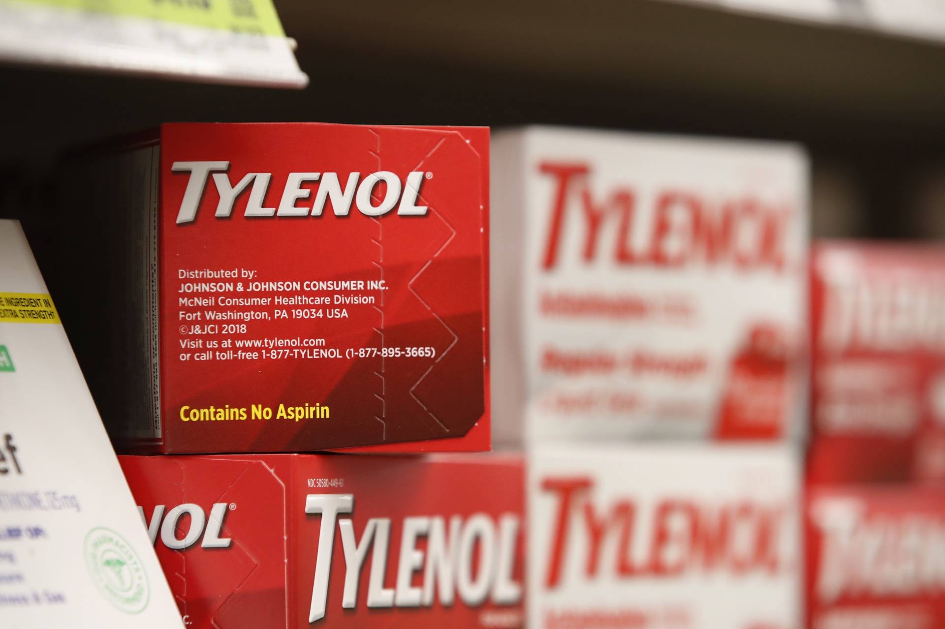 Caixas de Tylenol da Johnson & Johnson à venda em uma farmácia em Salt Lake City, Utah. Fotógrafo: George Frey/Bloomberg