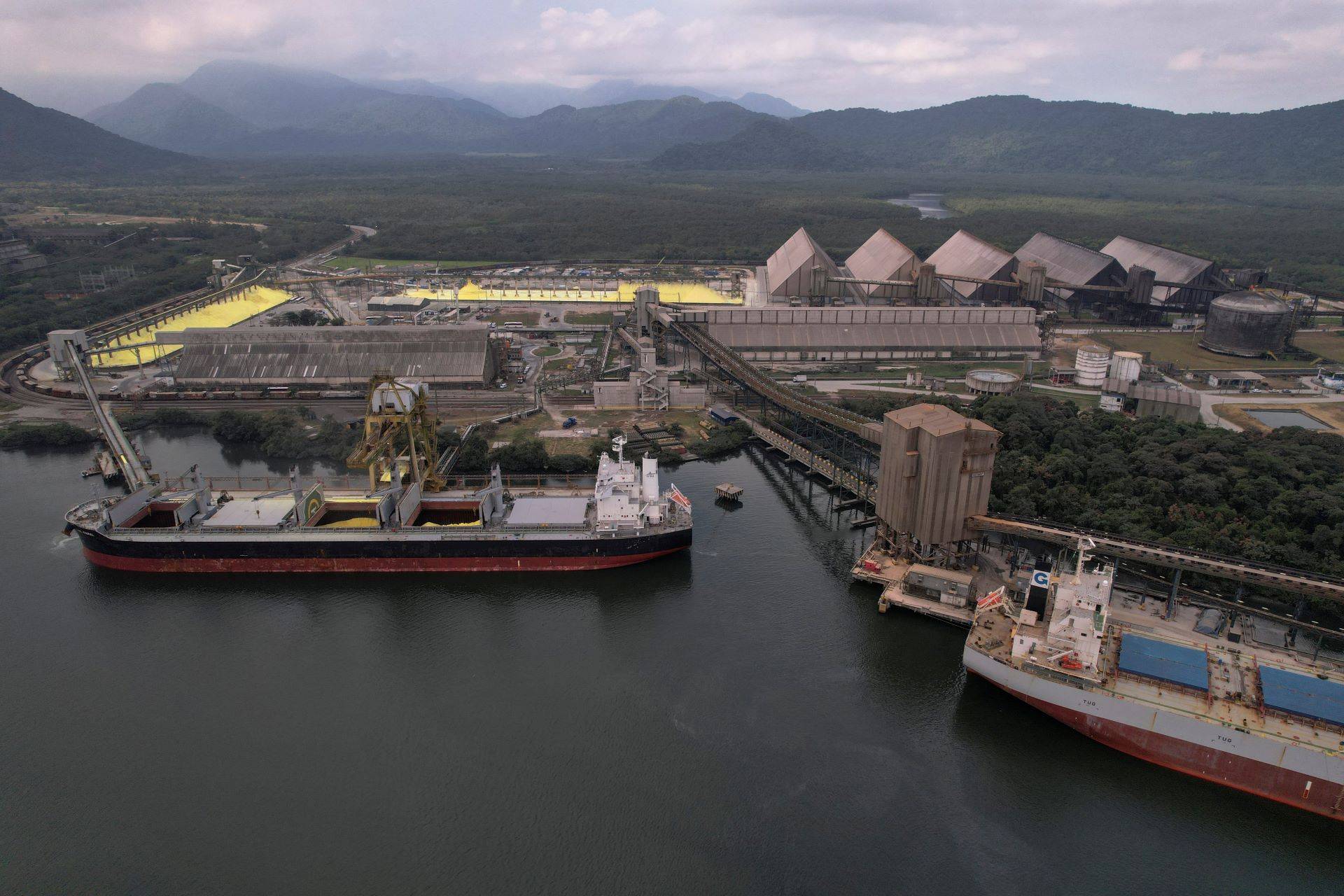 Navios e armazéns contendo soja e açúcar no Tiplam, em Santos - 25/05/2023 (Foto: REUTERS/Amanda Perobelli)