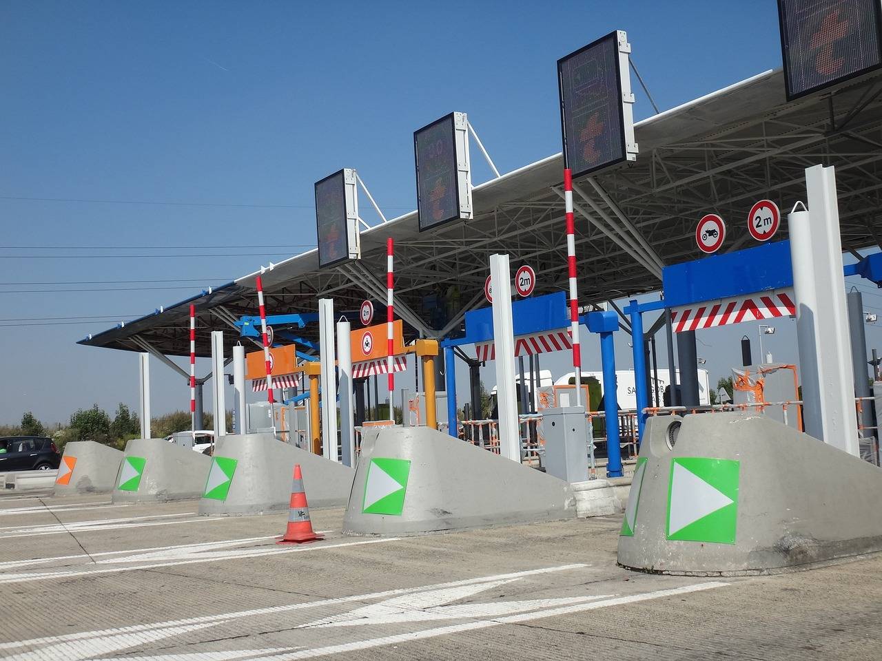 A imagem mostra uma praça de pedágio; crédito: divulgação.
