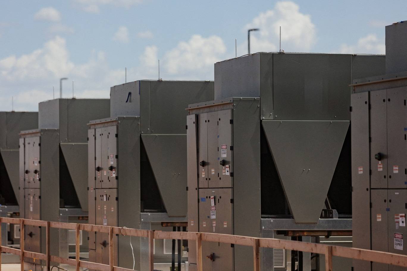 Chillers que resfriam a água estão conectados a um prédio de data center durante visita ao data center da OpenAI em Abilene, Texas, EUA, em 23 de setembro de 2025. Estima-se que cada prédio necessite de 1 milhão de galões de água, que será reciclada. REUTERS/Shelby Tauber/Pool/FOTO DE ARQUIVO