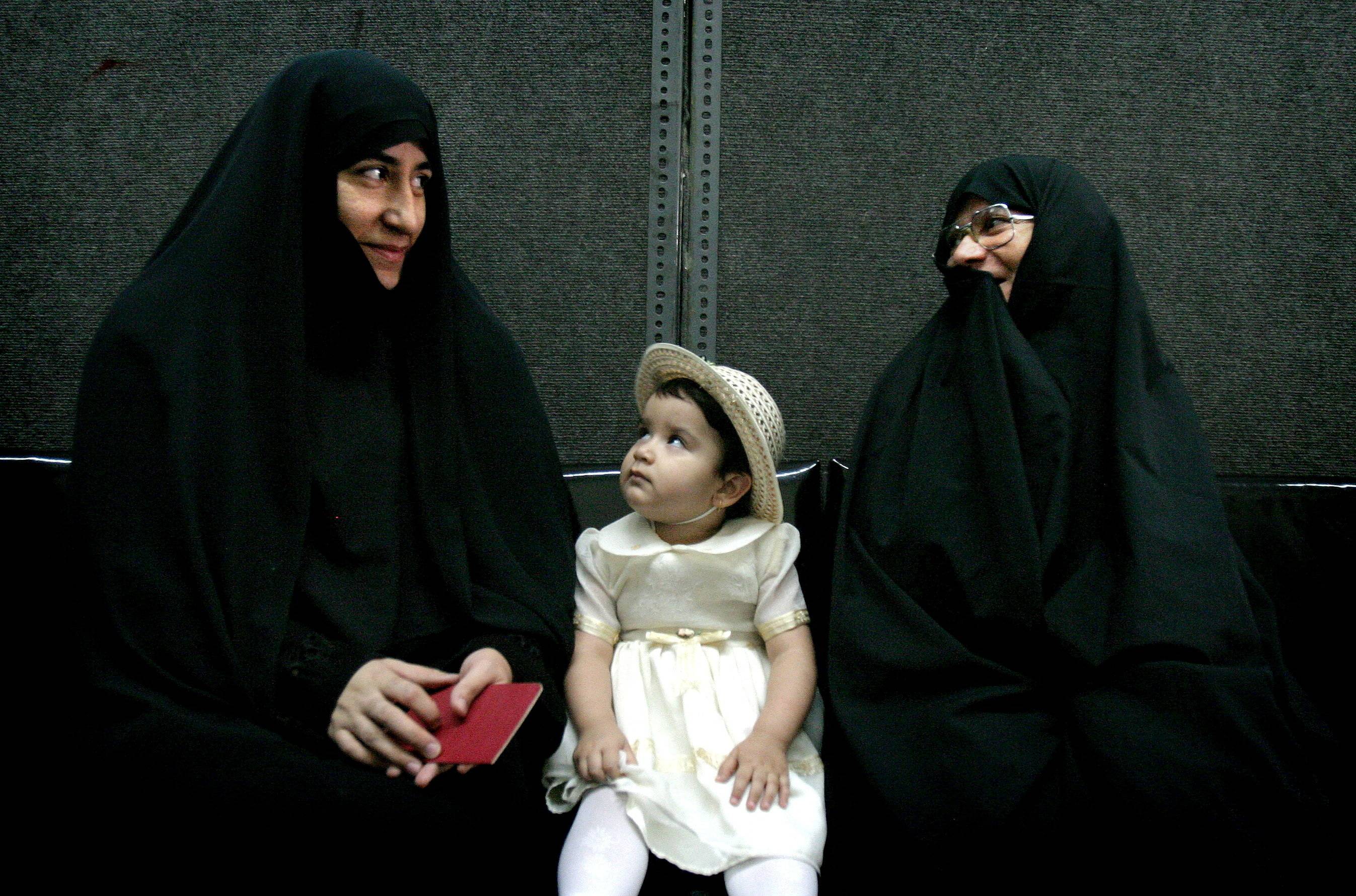 Mulheres iranianas aguardam para votar no segundo turno da eleição presidencial iraniana em Teerã, em 24 de junho de 2005. REUTERS/Raheb Homavandi 