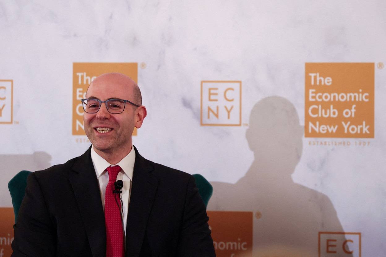 O recém-nomeado governador do Federal Reserve, Stephen Miran, fala no The Economic Club of New York, na cidade de Nova York, EUA, em 22 de setembro de 2025. REUTERS/Shannon Stapleton/FOTO DE ARQUIVO