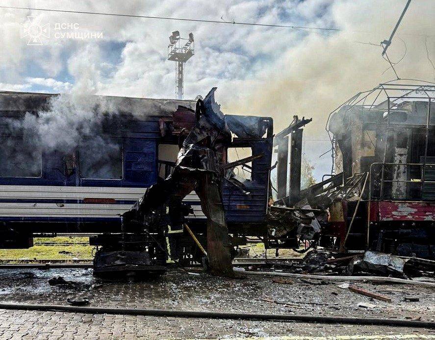 Fumaça toma conta de trem de passageiros na Ucrânia atingido por ataque russo (Foto: Reuters)