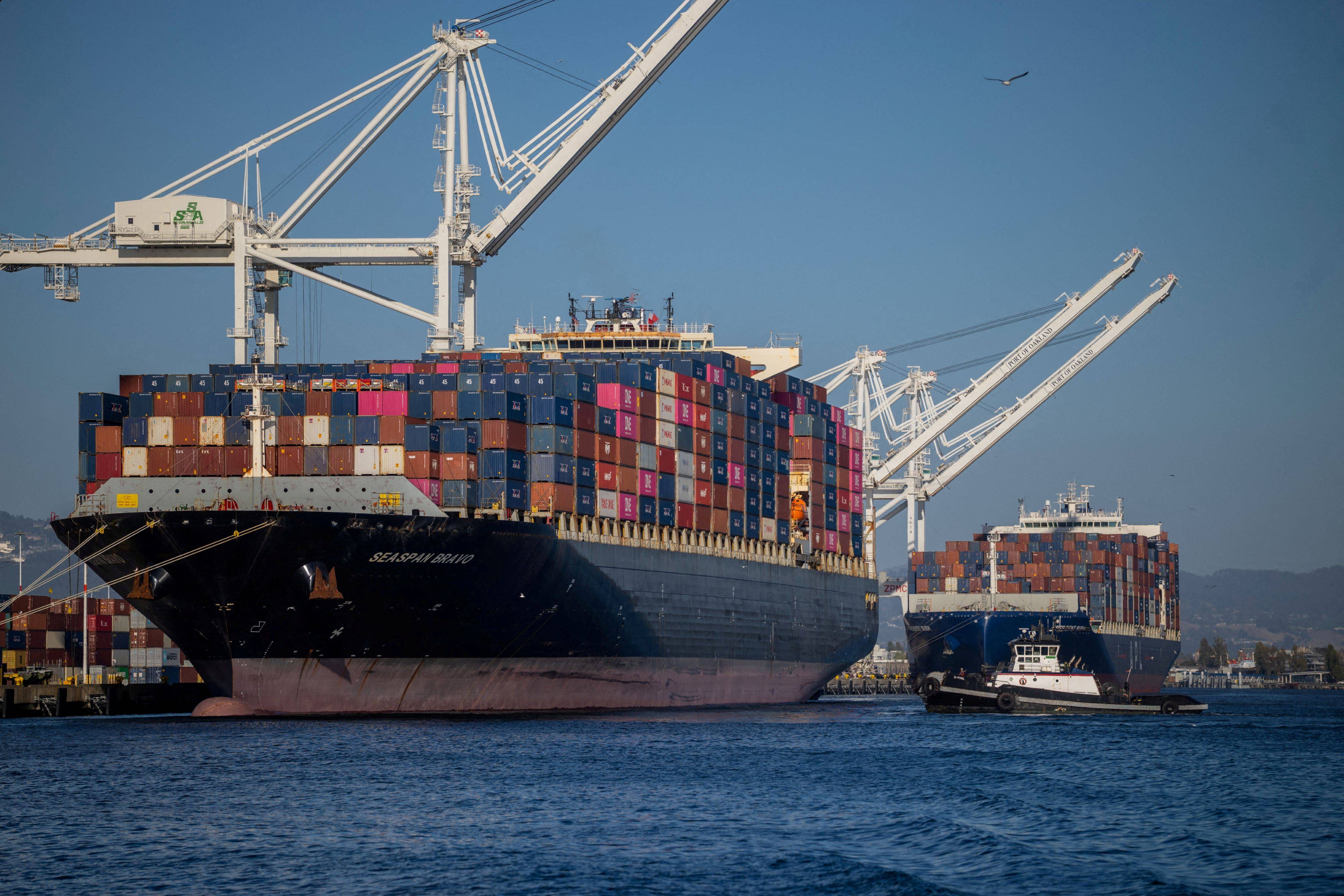 Porto de Oakland, EUA  - 04/08/2025 (Foto: REUTERS/Carlos Barria)