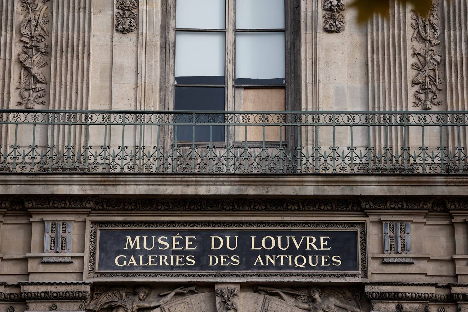 Janela quebrada protegida por uma placa de madeira no Museu do Louvre, que permanece fechado no dia seguinte a um espetacular roubo de joias por ladrões que invadiram o local usando um guindaste e quebrando uma janela no andar superior, roubando joias inestimáveis da área que abriga as joias da coroa francesa antes de fugirem em motocicletas, em Paris, França, 20 de outubro de 2025. REUTERS/Benoit Tessier