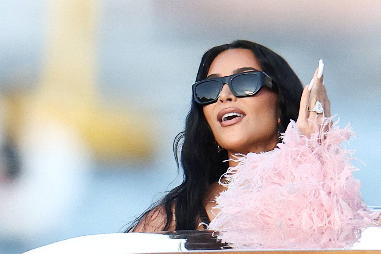  Kim Kardashian viaja de barco no segundo dia das festividades do casamento do fundador da Amazon, Jeff Bezos, e da jornalista Lauren Sanchez, em Veneza, Itália, 27 de junho de 2025. REUTERS/Guglielmo Mangiapane/FOTO DE ARQUIVO
