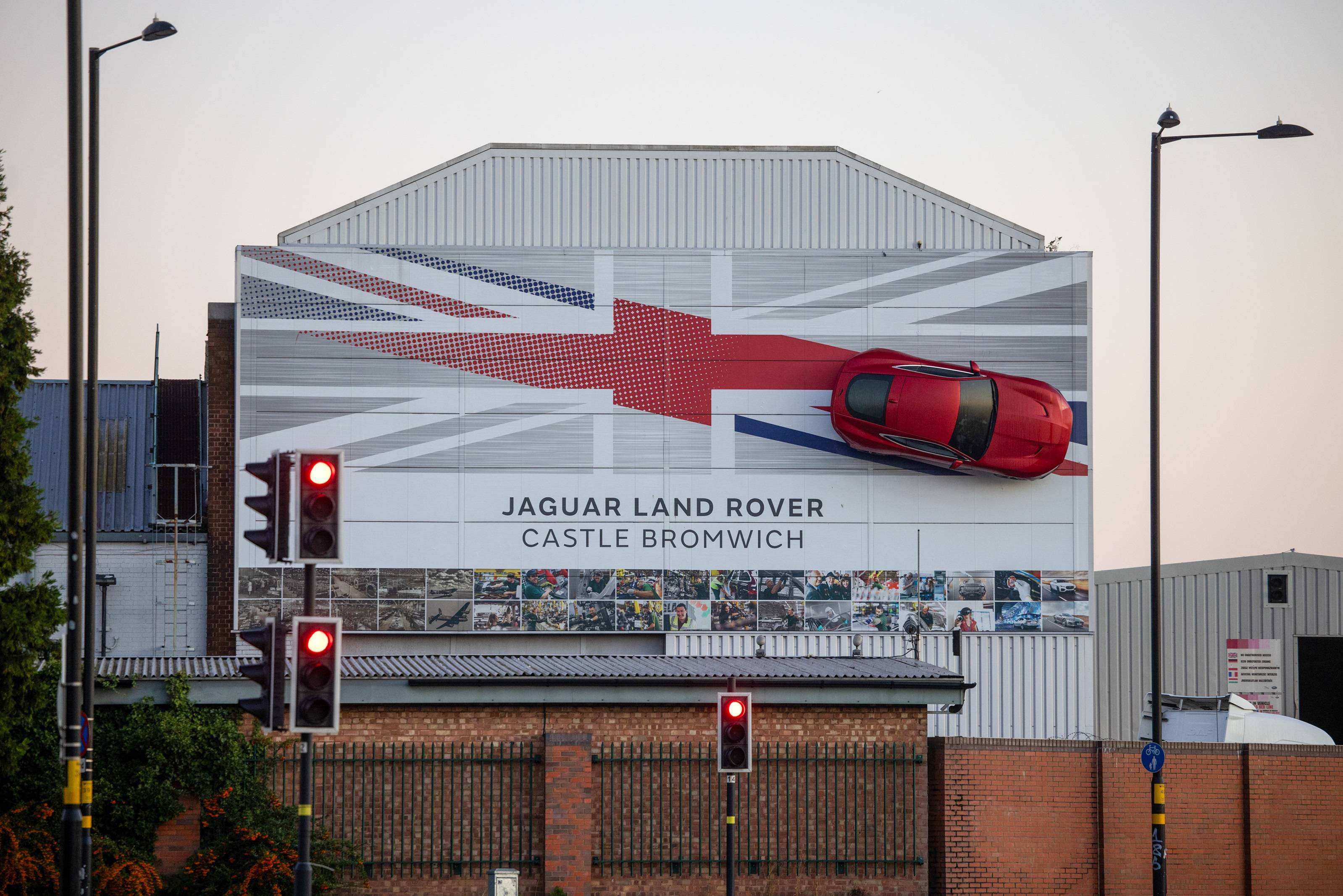 Um veículo Jaguar do lado de fora da fábrica de fabricação de veículos da Jaguar Land Rover em Castle Bromwich, Reino Unido, na sexta-feira, 26 de setembro de 2025. (Foto: Bloomberg)