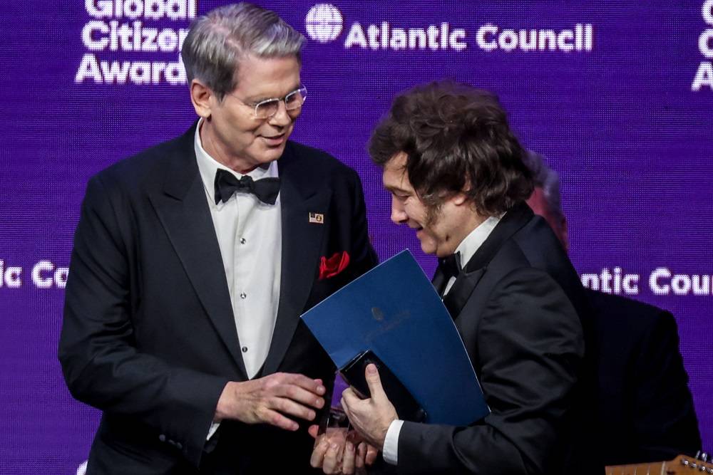 Scott Bessent e Javier Milei durante uma cerimônia de premiação em Nova York no dia 24 de setembro. Fotógrafo: Michael Nagle/Bloomberg

