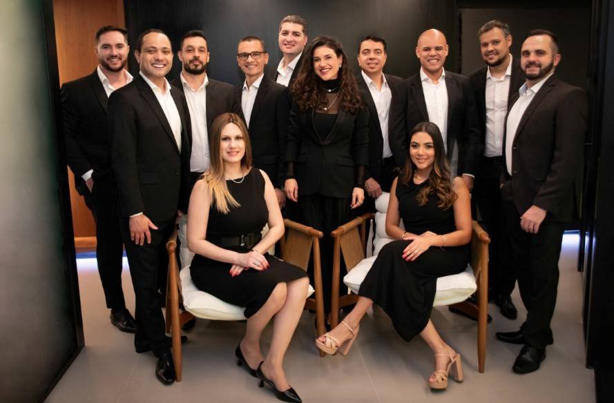 Equipe da Private Investimentos. Da esquerda para a direita: Tadeu Lira, Luiz Gustavo Costa Silva, Levi Cardoso, Cleiton Souza, Edson Mendes, Gabriela Costa, Mario Leonetti, Marcus Novais, Daniel Ferreira e Renato Pereira. Sentadas: Paula Silva e Carina Jardim. (Crédito: Private Investimentos)